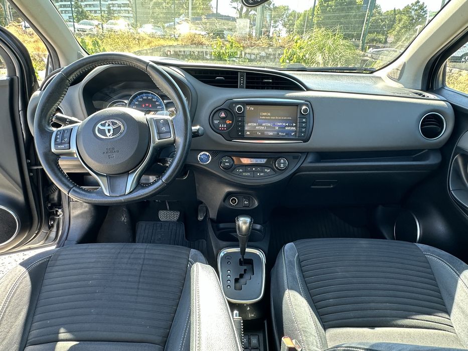 Toyota Yaris Hybrid • Económico