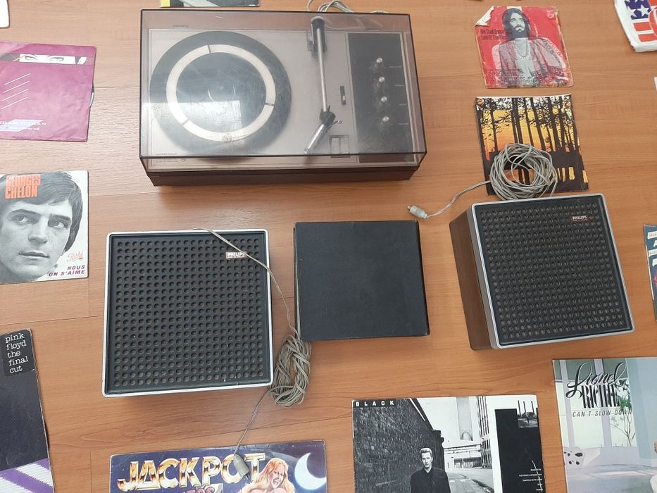 Gira discos Philips 22GF715 com colunas e discos