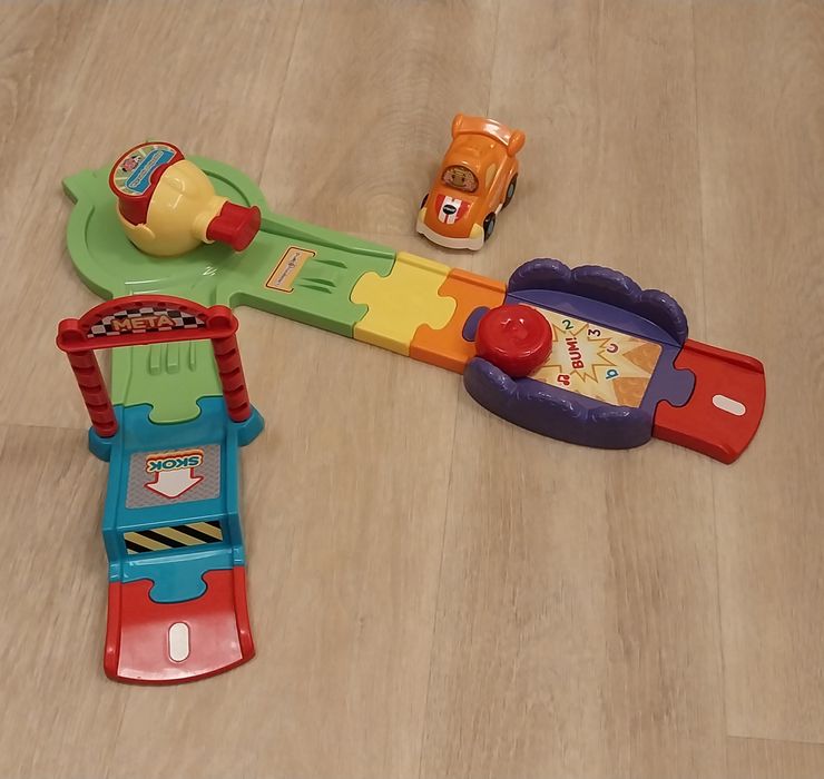 wyrzutnia autek tut-tut VTECH + autko wyścigówka