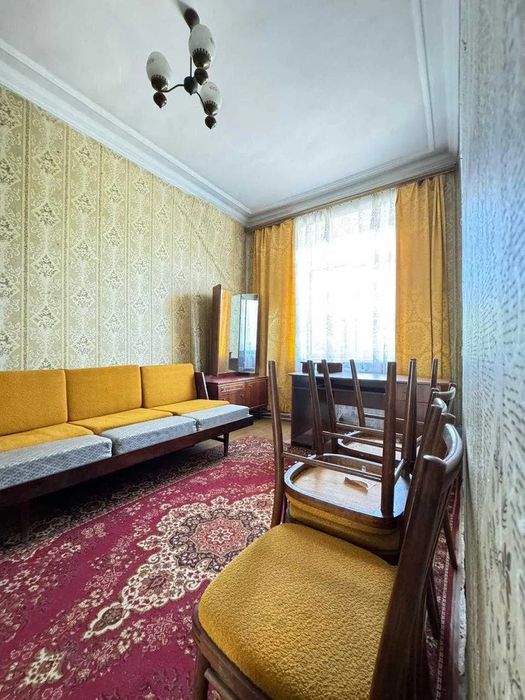 Продам 4-и к/к 85 м2 з гарним розташуванням в самому центрі міста.