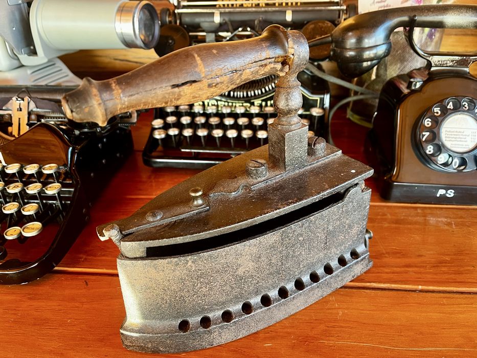 Antigo ferro de engomar