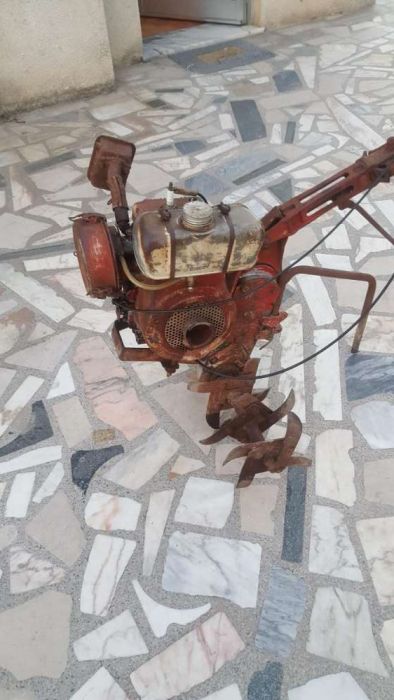 Moto cultivador antigo