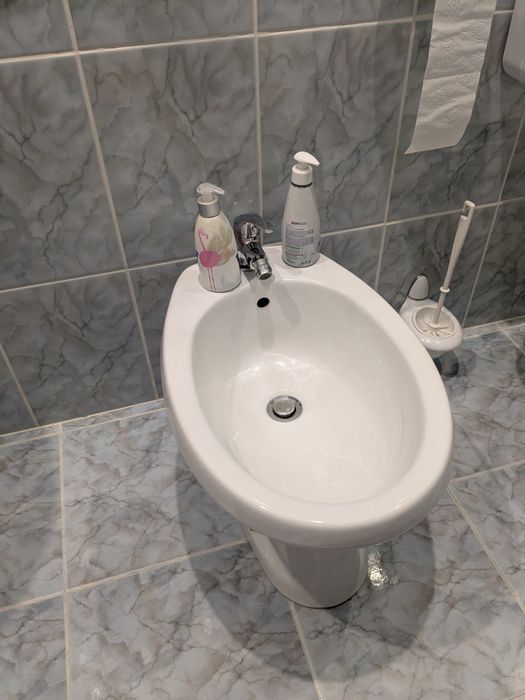 Bidet stojący biały