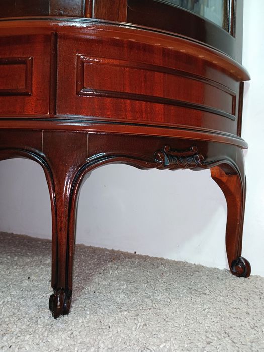 Vitrine /expositor meia-lua em mogno maciço espelhado com prateleiras