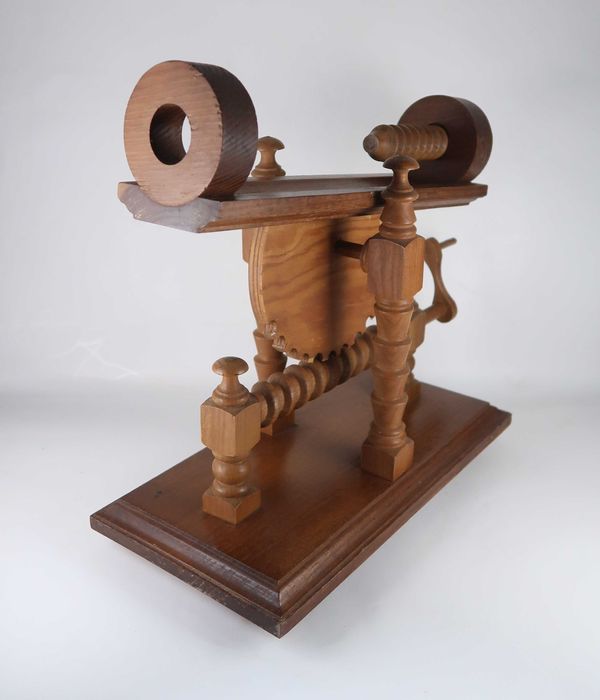 Decantador antigo em madeira