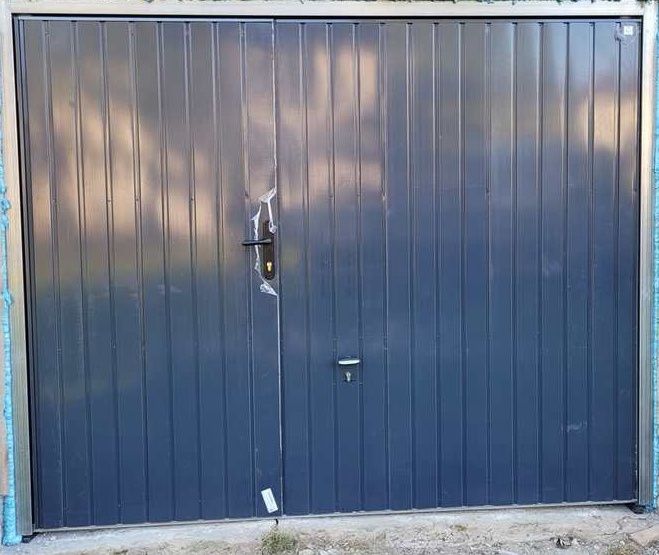 Brama uchylna z drzwiami 3000x2100 antracyt brąz czarna uchył