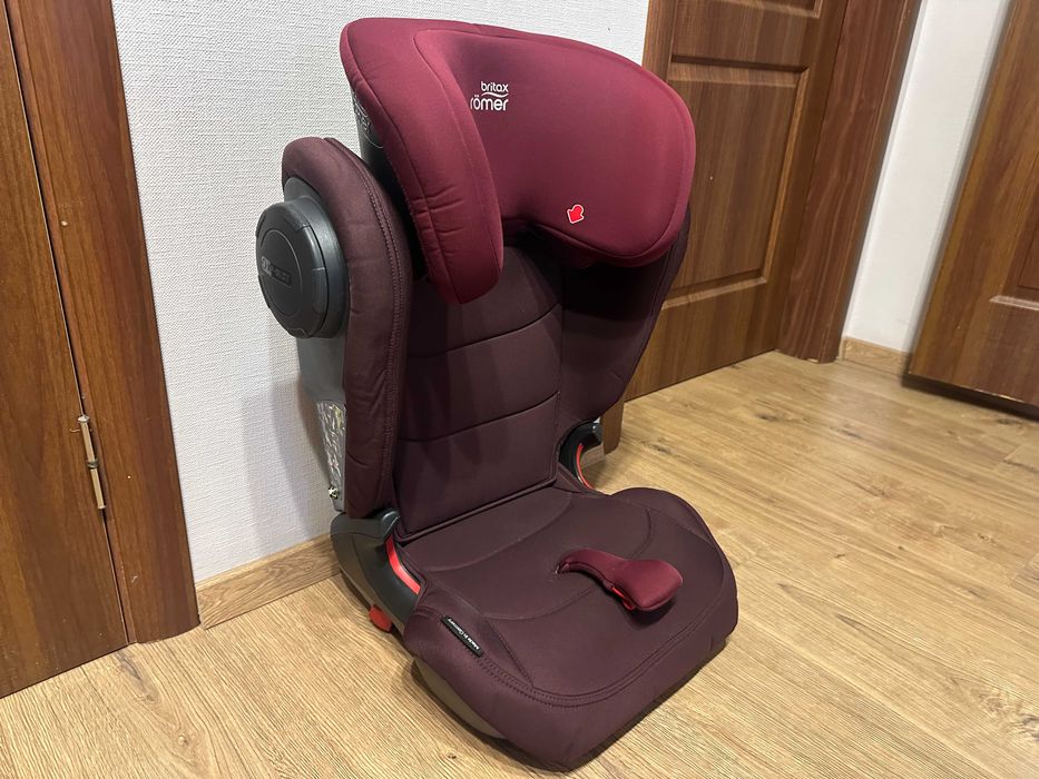 Продам б/в автокрісло Britax-Romer Kidfix III M Burgundy Red