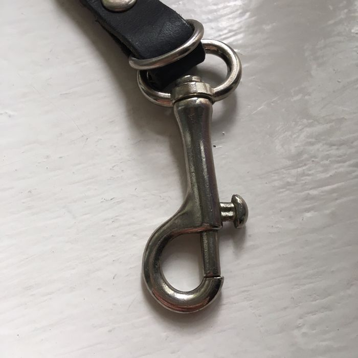 Кожаный брелок для ключей бренда We Are Able