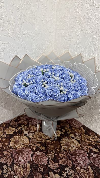 В НАЛИЧИИ Букет 51 роза из атласных лент