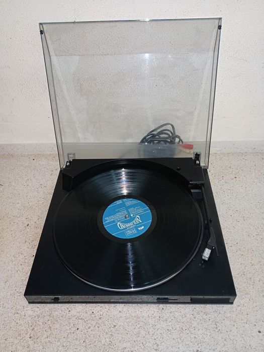 Gira discos / toca discos marca GRUNDIG a funcionar perfeitamente e ex