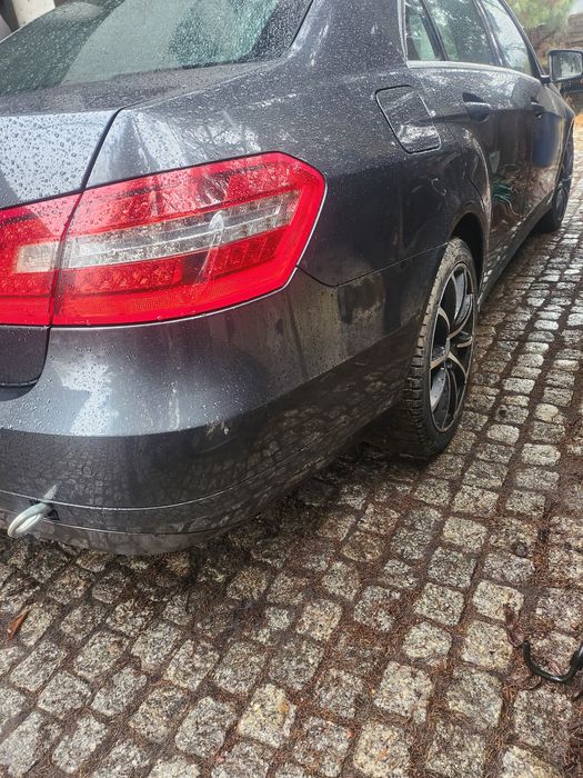 Kompletny tył Mercedes E212 sedan przed liftem wszystko w kolor 755