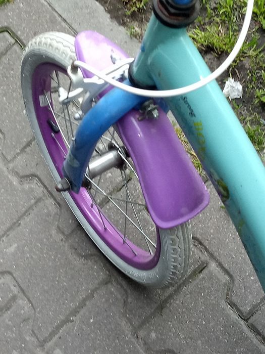Rower dziecięcy z kółkami do nauki jazdy.