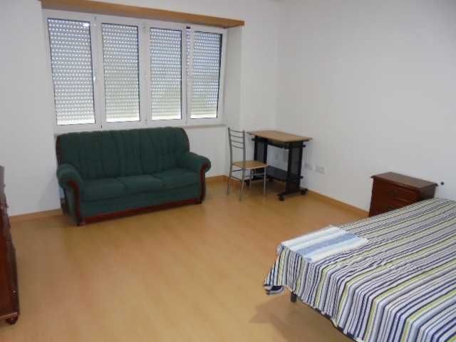 Celas, Rua António José Almeida, excelente T 1 c/aparcamento, disponível de imediato.