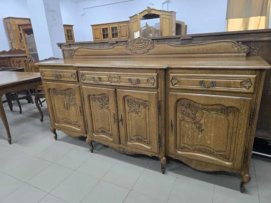 Komplet mebli w stylu ludwikowskim–komoda, witryna i stół z krzesłami