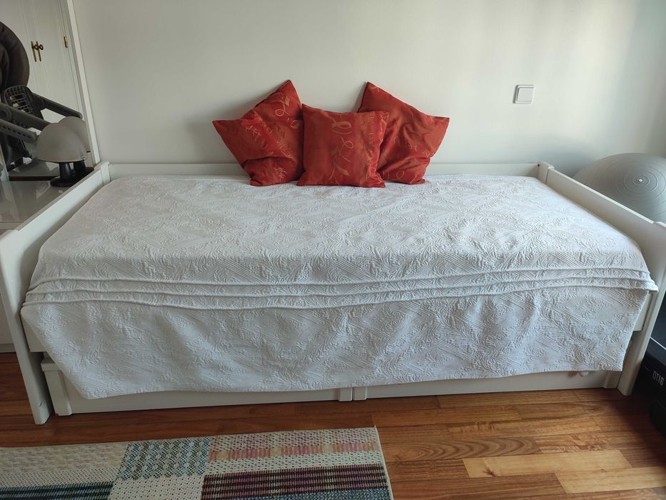 Cama de solteiro dupla lacada branca c/ colchões - bom estado/ pouco uso