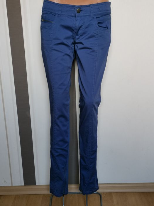 Spodnie BERSHKA 36/26 materiałowe, zamki przy nogawkach.
