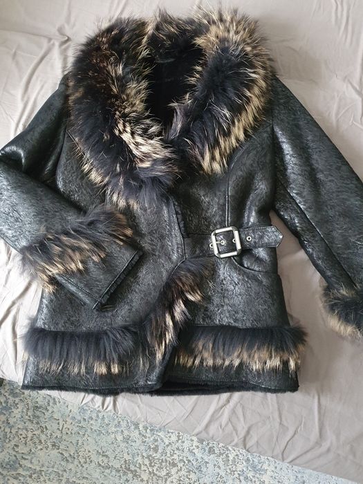 Krótki kożuszek naturalny.