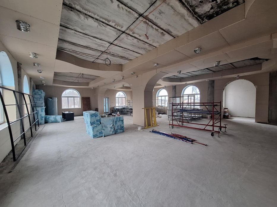 Окремо розташована будівля 1300 м² на виїзді до Дніпра