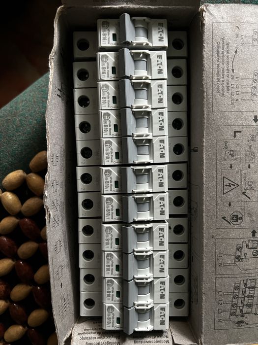 Автомати та кабеля різного розміру,шина для зєднання автоматів)