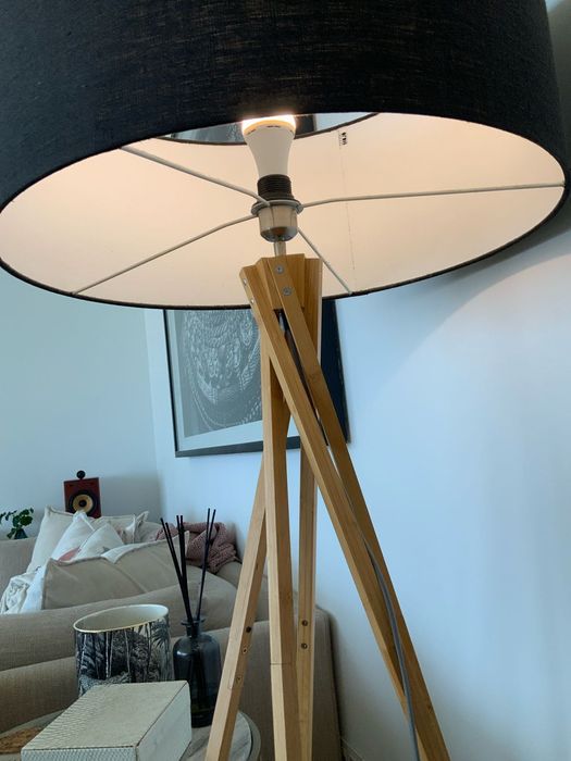 Candeeiro de pé preto e de madeira Good & Mojo