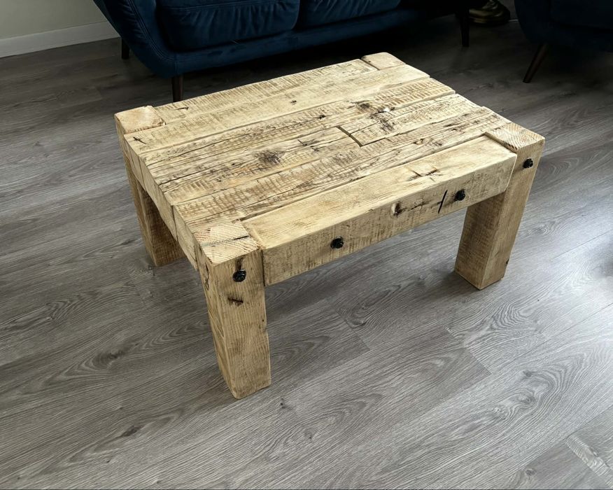 Stolik kawowy ze starego drewna / stare belki