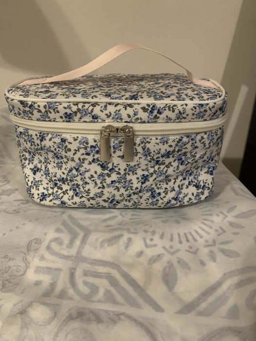 Kosmetyczka z kwiatowym wzorem