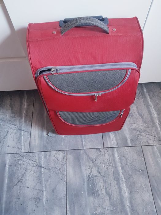 Duża walizka podróżna z rączką teleskopowa.
