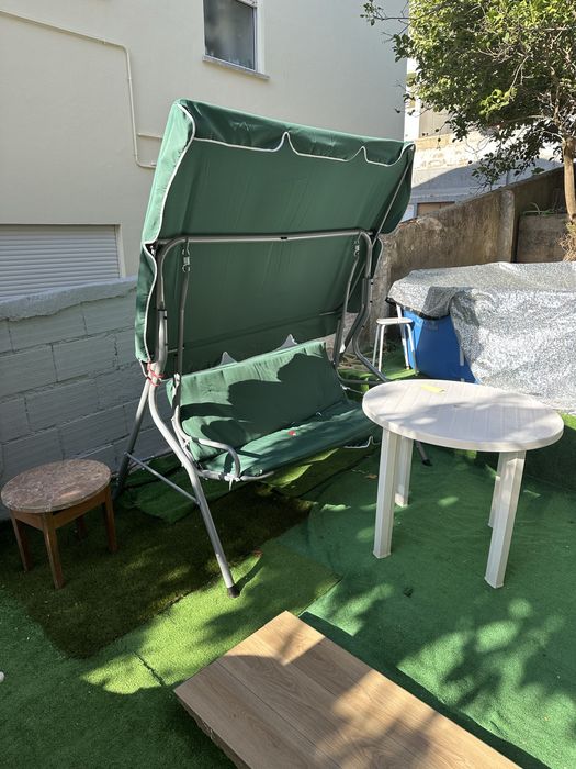 Grama sintetica 50 metros e cadeira de balanço tres meses de uso!