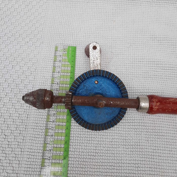 Broca de mão antiga. Ferramenta de mão. ferramenta mecânica