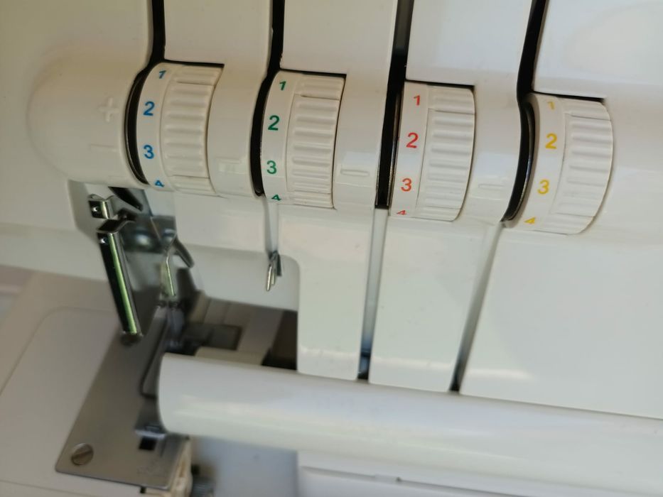 Máquina corte e costura, como nova