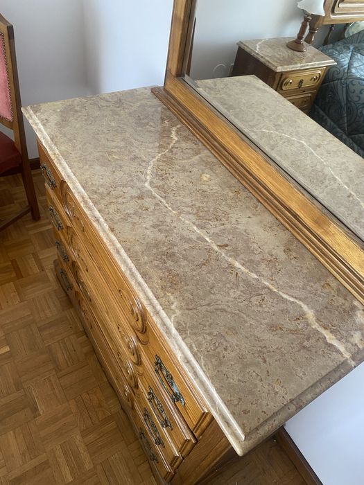 Cómoda clássica em madeira com tampo em mármore e espelho