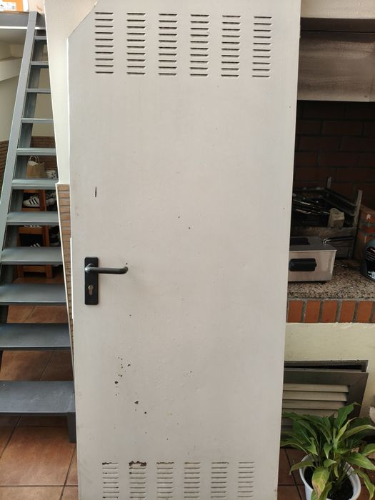 Porta metálica branca