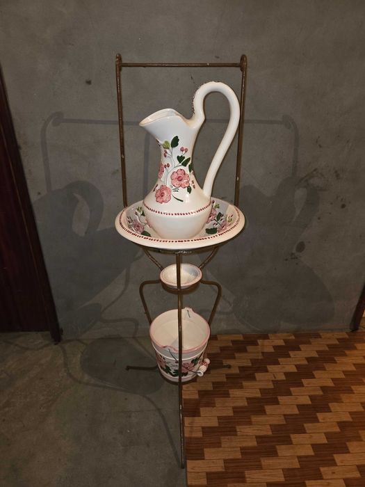 Antiguidade - Lavatório antigo em cerâmica com suporte