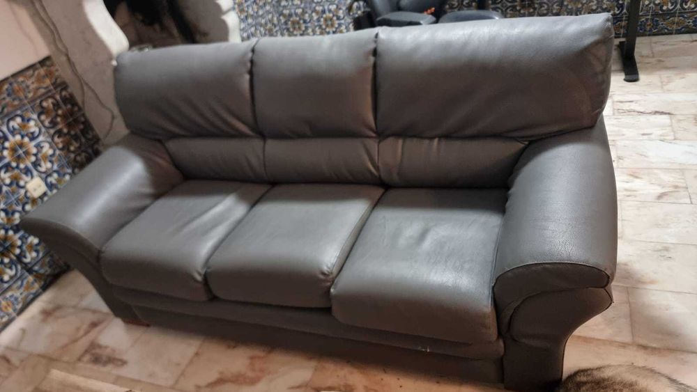 Sofá castanho de 3 lugares – confortável e espaçoso