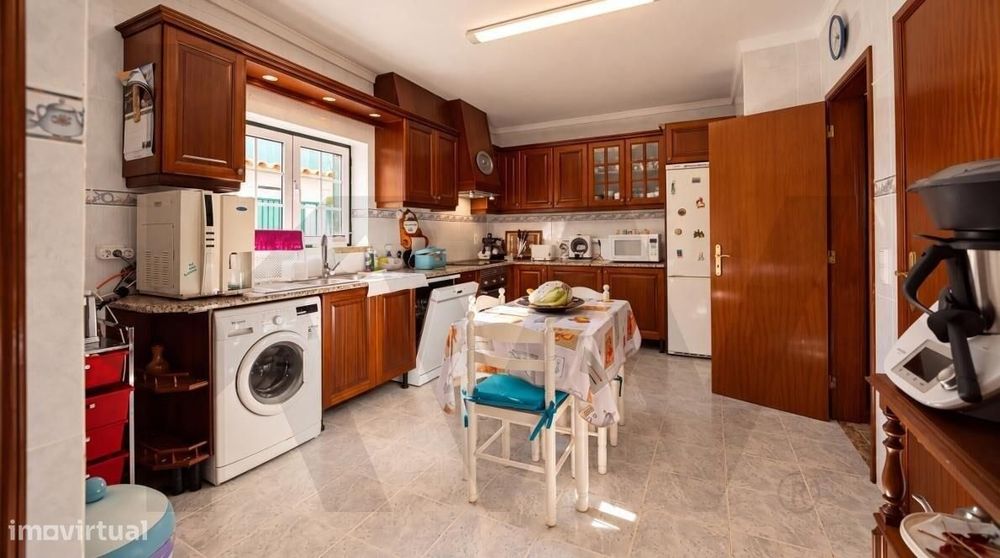 Moradia junto a Óbidos | 222 m2, garagem, sótão e excelente espaço ext