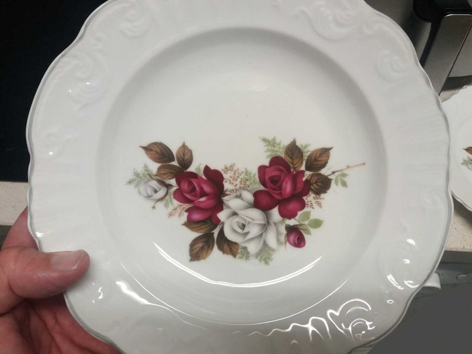 Várias loiças Vista Alegre e outras recheio de Apartamento