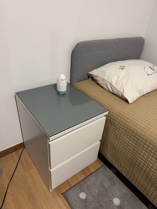 2 mesas cabeceira Malm, com tampo de vidro por 40 eur ( o conjunto)