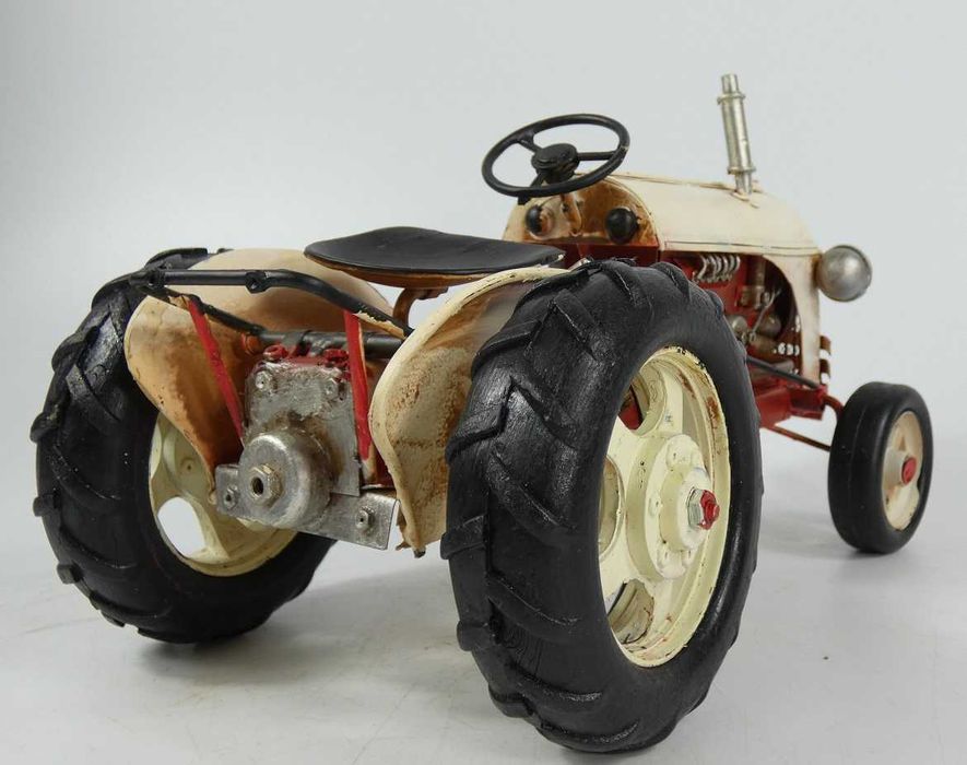Metalowy TRAKTOR czerwono - beżowy ciągnik retro POJAZD