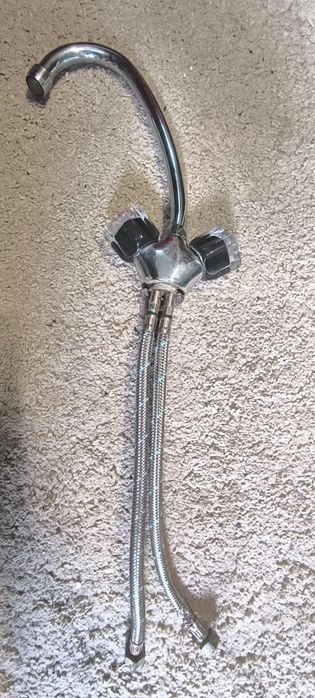 Torneira misturadora giratória para banca