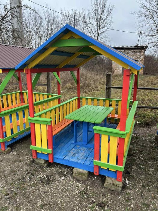 Дитячі майданчики, потяги, гусениці, альтанки з дерева