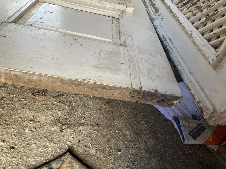 Porta de antiga rscila primaria de duas folhas em estilo de arco