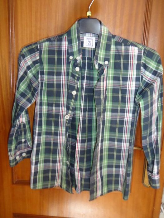 várias camisas de menino como novas