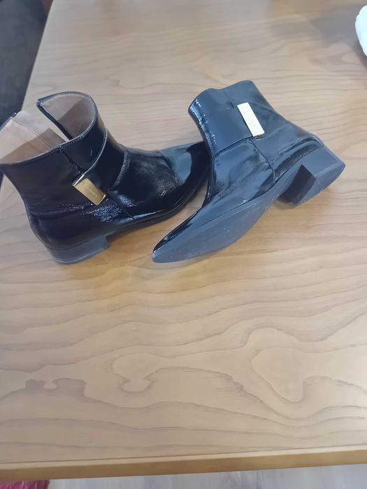 Botas em preto metalizado com revestimento em pele de Sofia Costa