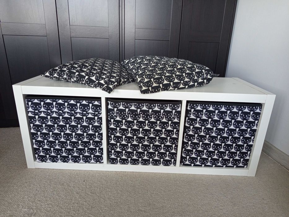 Regał potrójny kallax z wkładami i dwiema poduszkami