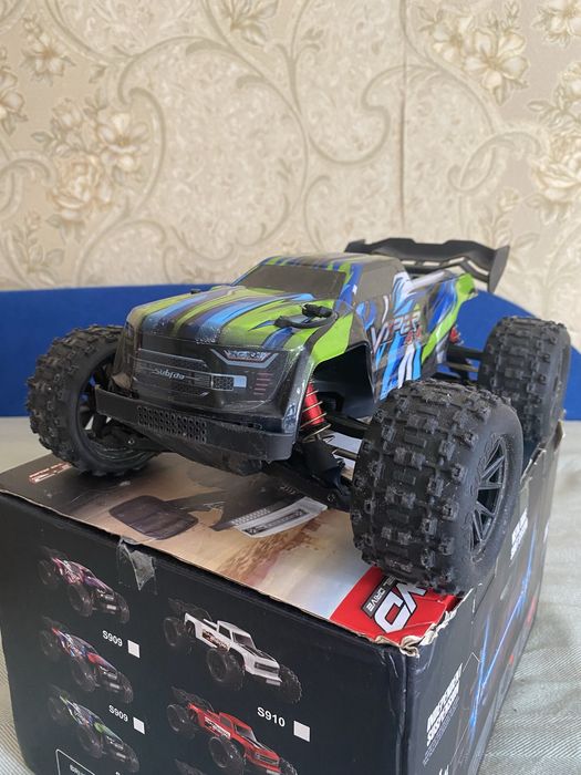 Машинка на радіокеруванні 4*4