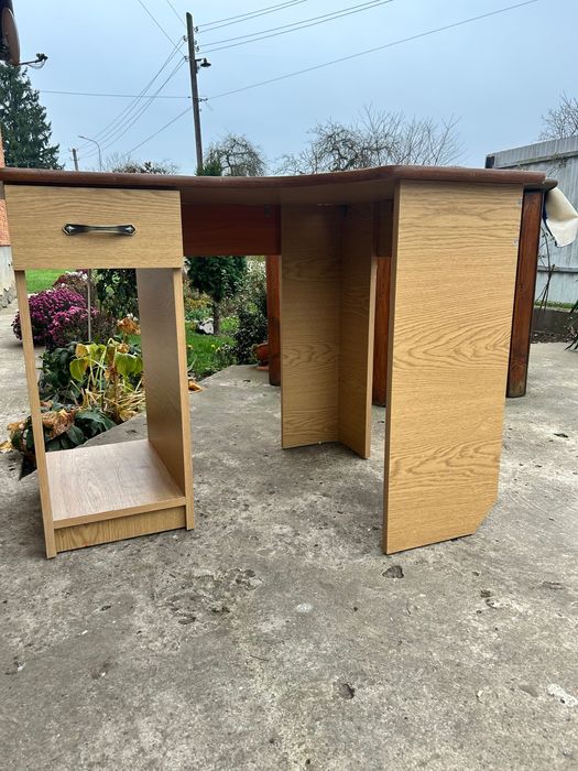 Компʼютерний стіл у гарному стані