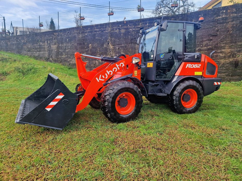 Pá carregadora kubota R 082