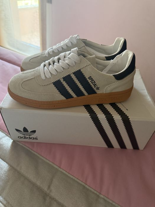 Sapatilhas beje e preto Spezial Adidas