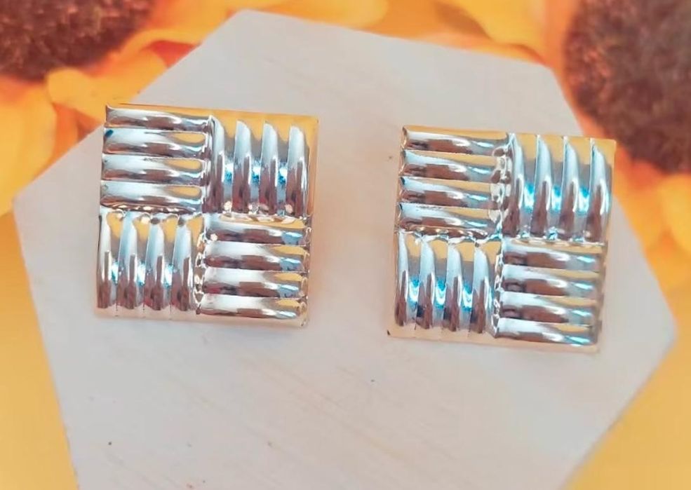 Brinco quadrado folheado ouro 18, semijoia de qualidade.