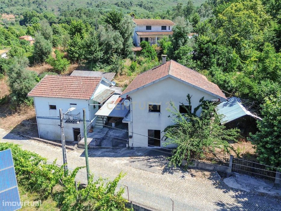 Moradias com Pátio, Terreno e Poço em Vale de Bouro – Celorico de Bast